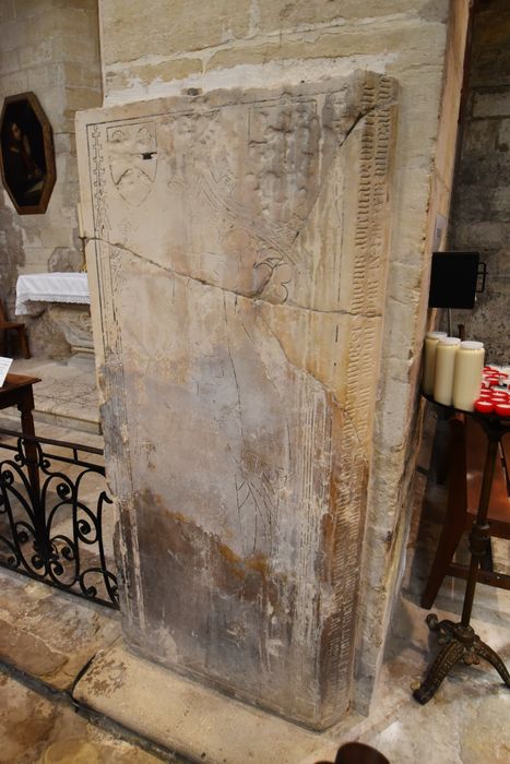 dalle funéraire de Gérauld Guy, chanoine et Capistol de Villeneuve