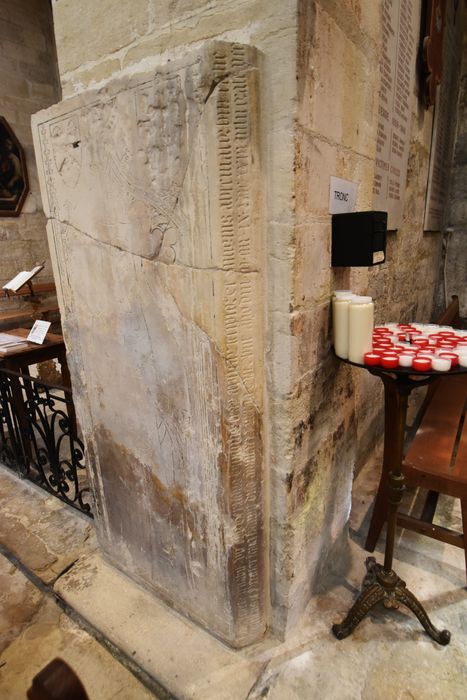 dalle funéraire de Gérauld Guy, chanoine et Capistol de Villeneuve