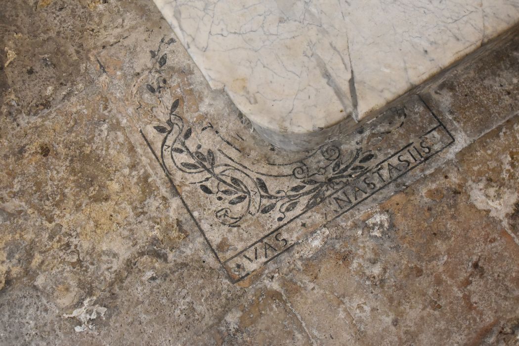 dalle funéraire (?)