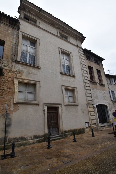 façade sur rue, vue partielle