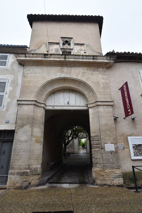 portail monumental d’accès sur rue à la cour des femmes