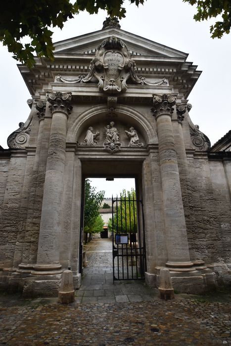 portail monumental de la Valfenière depuis la cour des femmes à l’allée des mûriers, élévation ouest