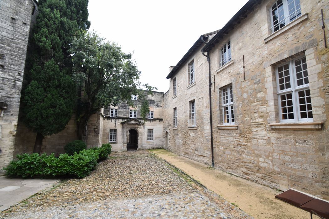 bâtiments encadrant le parvis de l’église