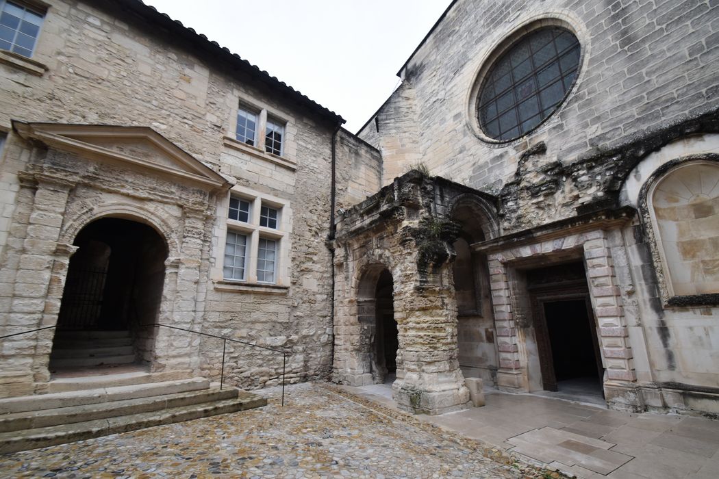portail d’accès ouest à l’église (à droite)