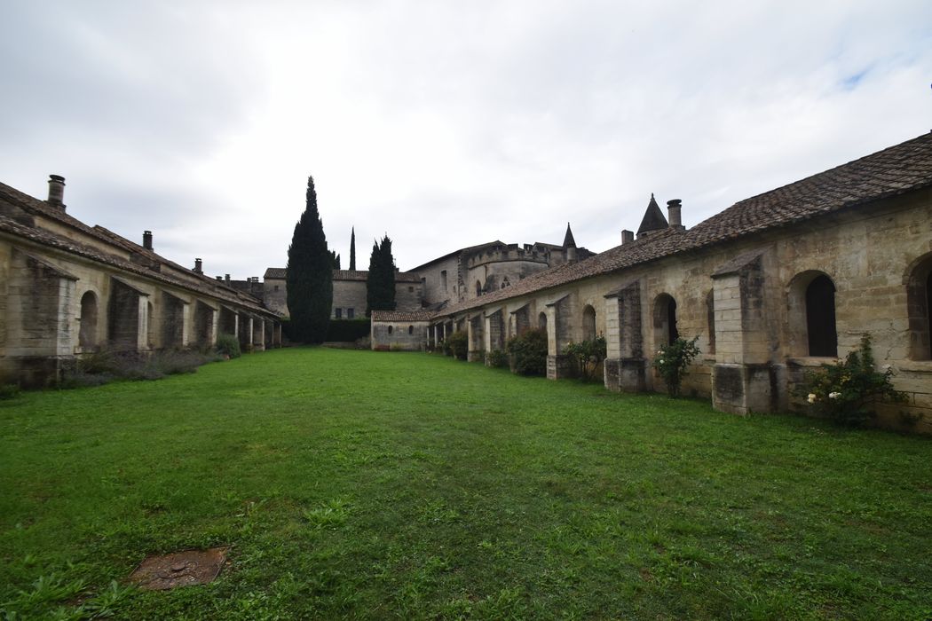 grand cloître, vue générale depuis la galerie nord