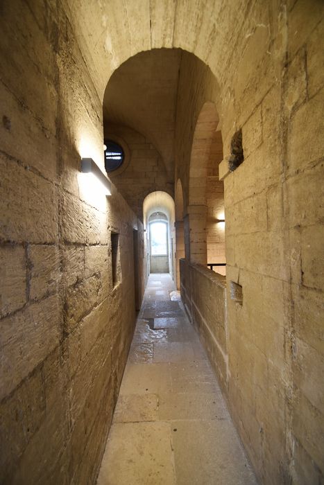 bâtiment situé au nord-est, couloir de circulation