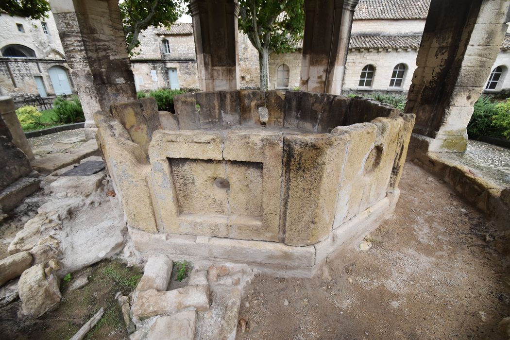 cloître Saint-Jean, puits couvert