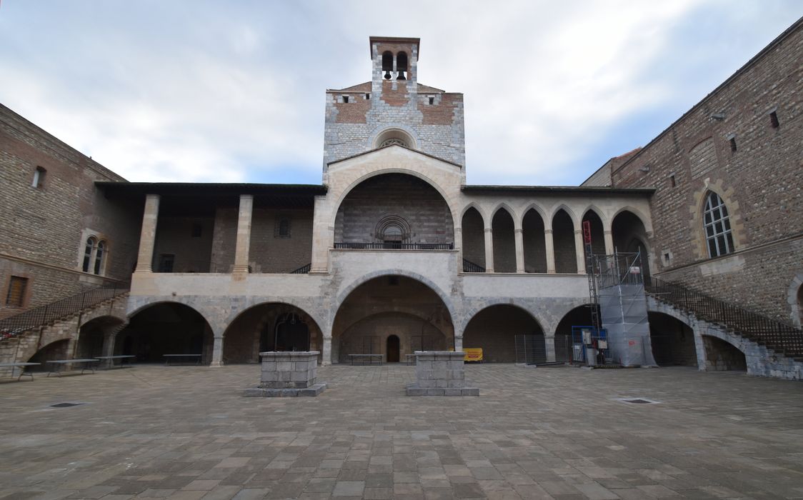 aile est, façade ouest sur la cour d’honneur