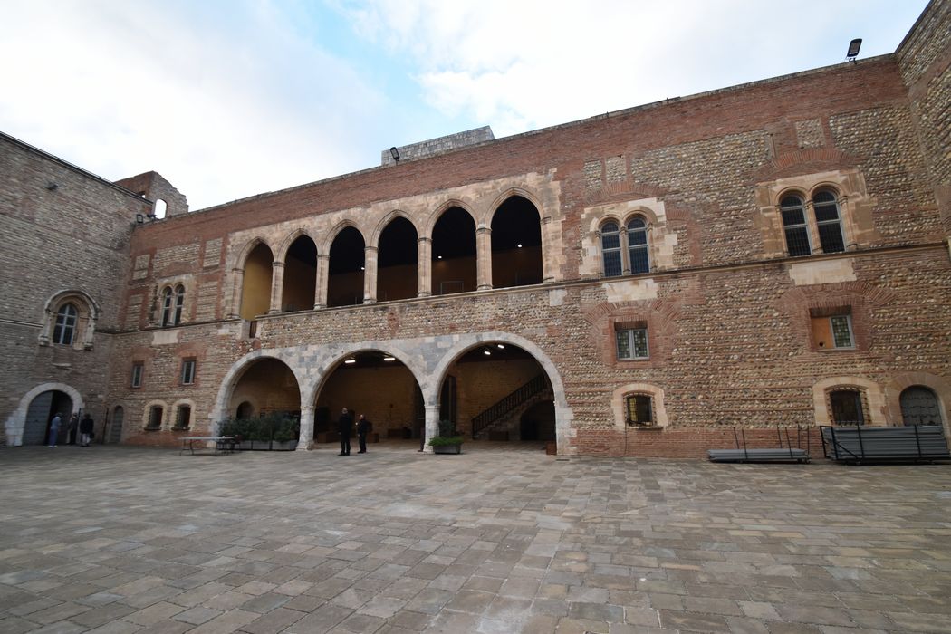 aile ouest, façade est sur la cour d’honneur