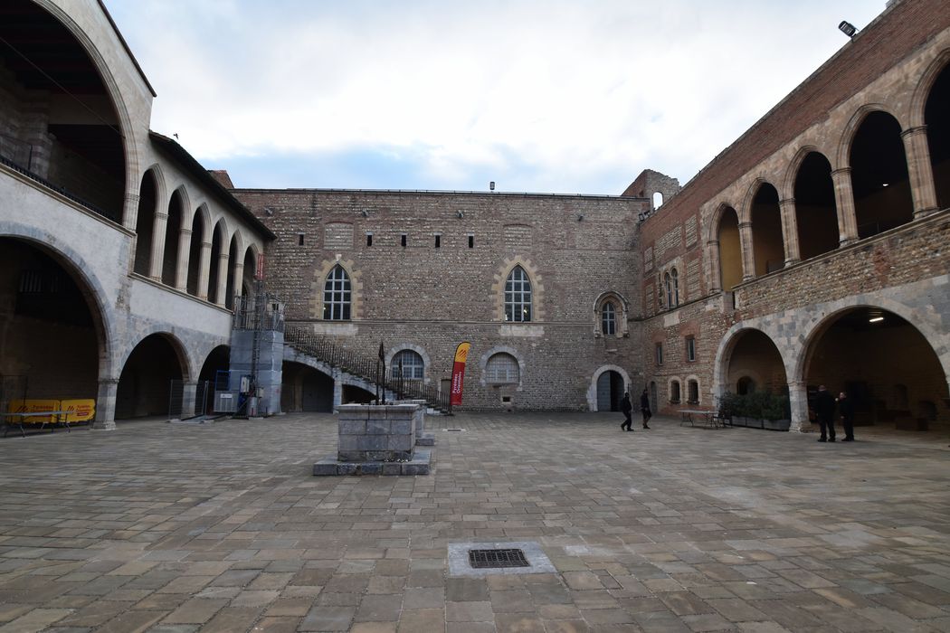 aile sud, façade nord sur la cour d’honneur