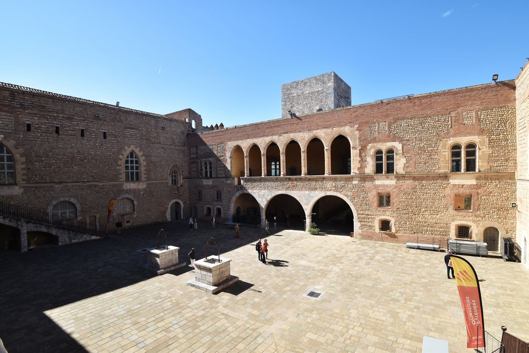 ailes ouest et sud, façades est et nord sur la cour d’honneur