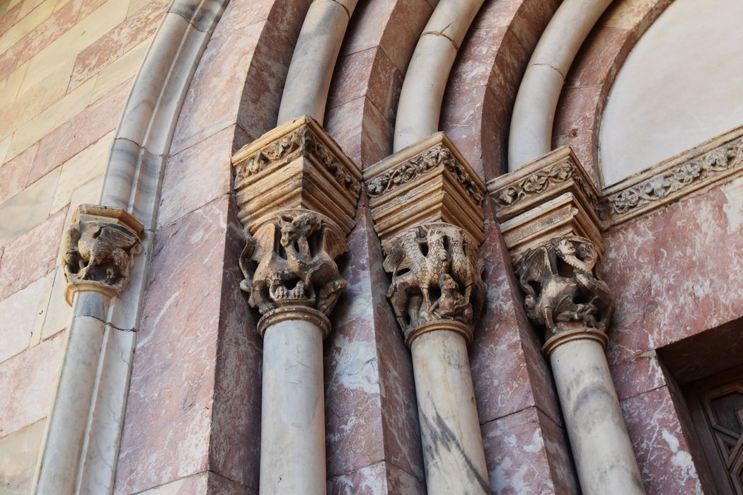 portail d’accès à la chapelle haute, détail des chapiteaux sculptés