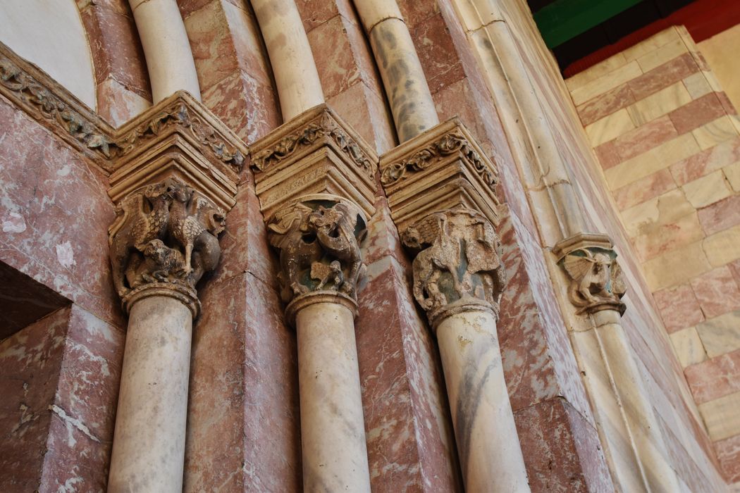 portail d’accès à la chapelle haute, détail des chapiteaux sculptés