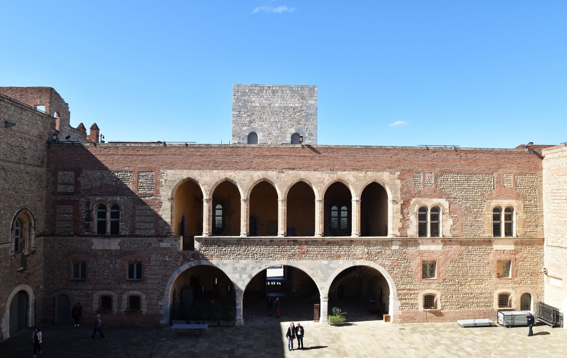 aile ouest, façade est sur la cour d’honneur