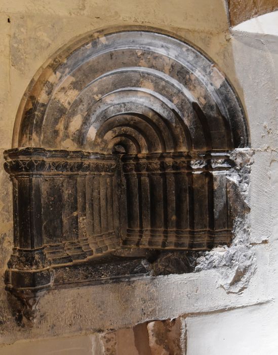 chapelle haute (chapelle Sainte-Croix), détail de la piscine