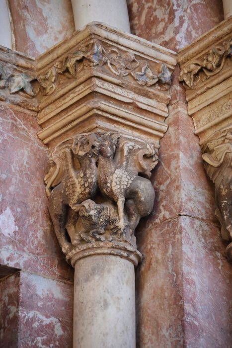 portail d’accès à la chapelle haute, détail d’un chapiteau sculpté