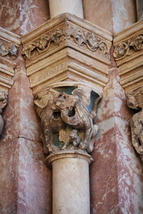 portail d’accès à la chapelle haute, détail d’un chapiteau sculpté