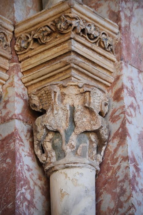 portail d’accès à la chapelle haute, détail d’un chapiteau sculpté
