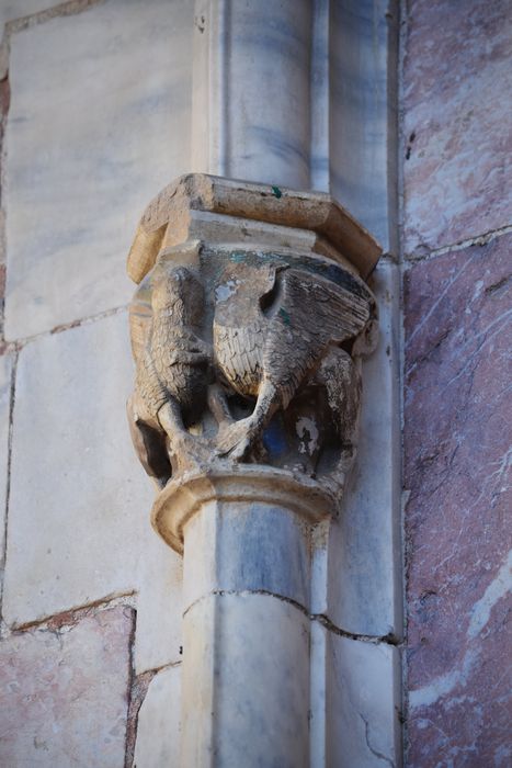 portail d’accès à la chapelle haute, détail d’un chapiteau sculpté