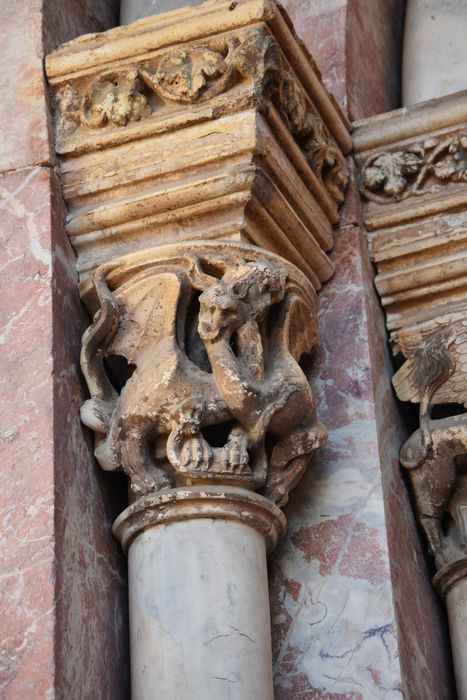 portail d’accès à la chapelle haute, détail d’un chapiteau sculpté