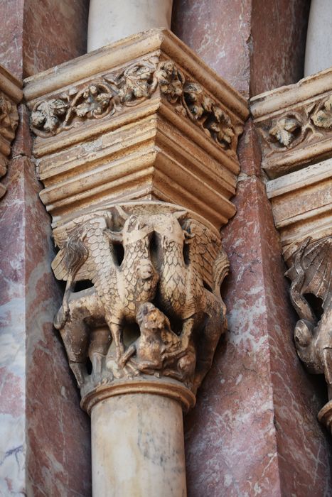 portail d’accès à la chapelle haute, détail d’un chapiteau sculpté