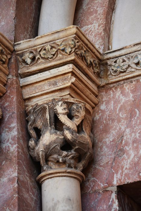 portail d’accès à la chapelle haute, détail d’un chapiteau sculpté