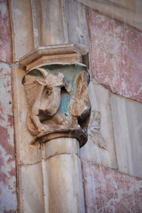 portail d’accès à la chapelle haute, détail d’un chapiteau sculpté