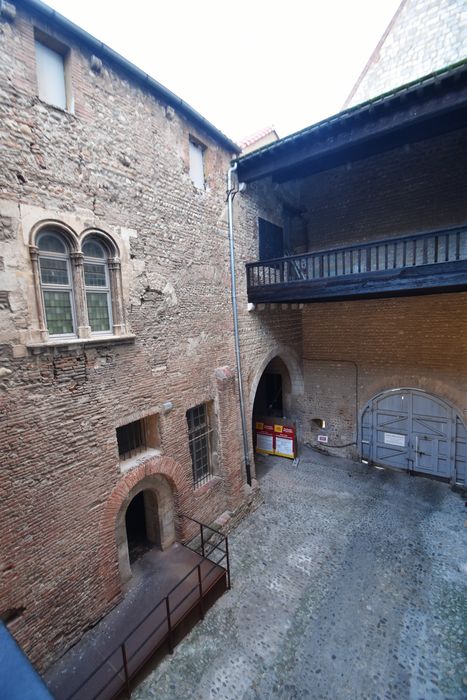 aile nord, cour de la galerie de la Reine, vue partielle des façades