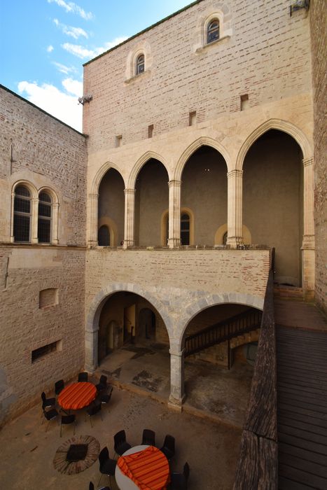 aile nord, cour de la galerie de la Reine, vue partielle des façades