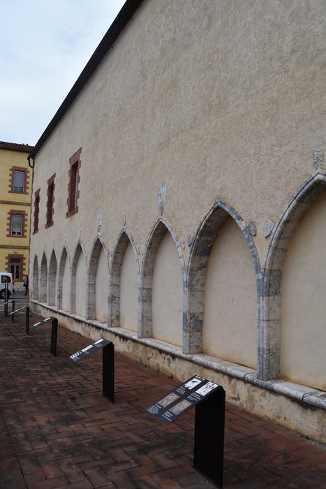 vestiges de l’ancien cloître