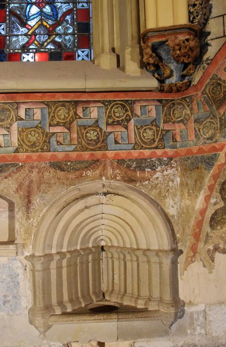 chapelle basse dite « de la Reine », choeur, détail de la piscine