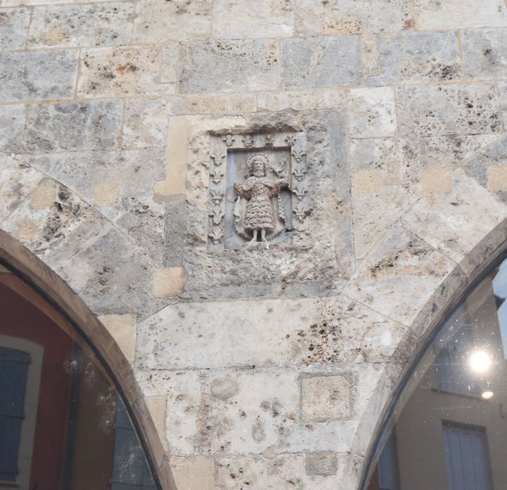 façade nord-est sur rue, détail d’un bas-relief : Saint Jean-Baptiste