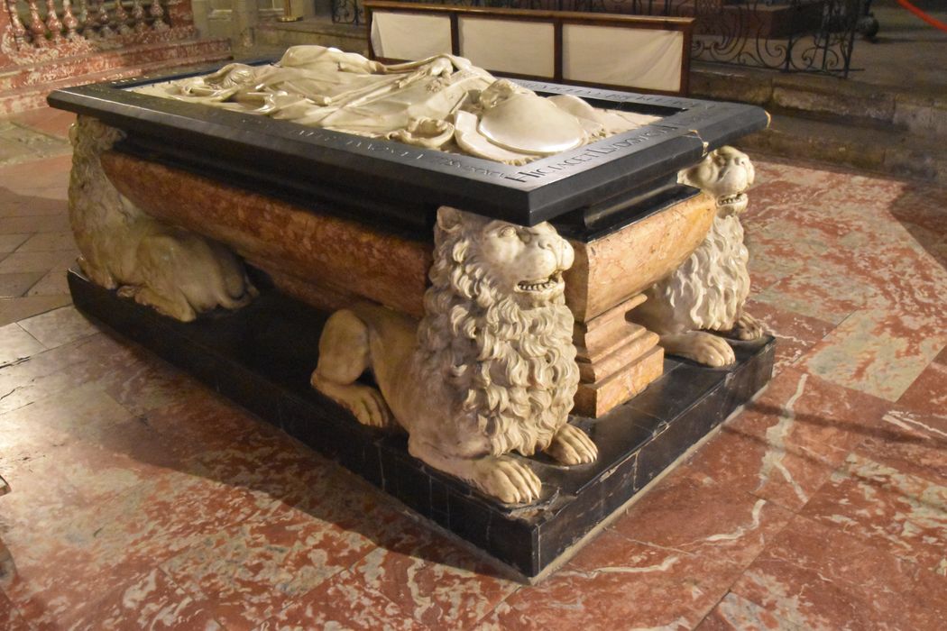 monument funéraire de l'évêque Louis de Montmort