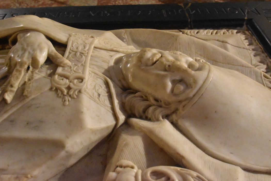 monument funéraire de l'évêque Louis de Montmort, détail