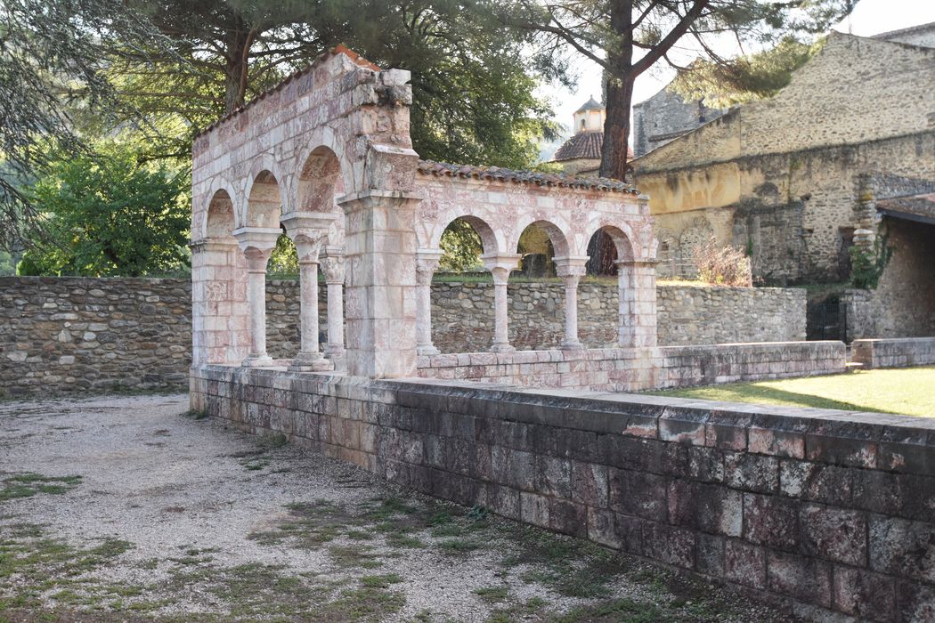 cloître, angle nord-est