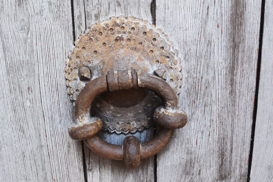 église abbatiale, portail d’accès ouest, détail d’une poignée