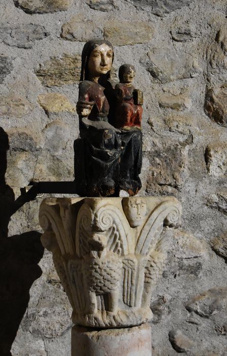 statue : Vierge à l’Enfant ; chapiteau sculpté (fragment lapidaire)