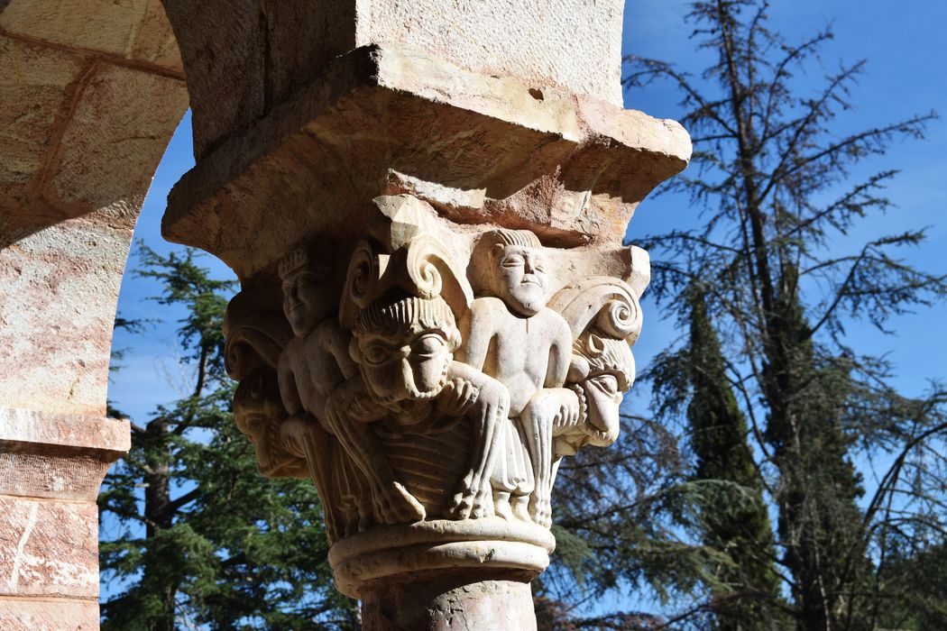 cloître, galerie ouest, détail d’un chapiteau sculpté