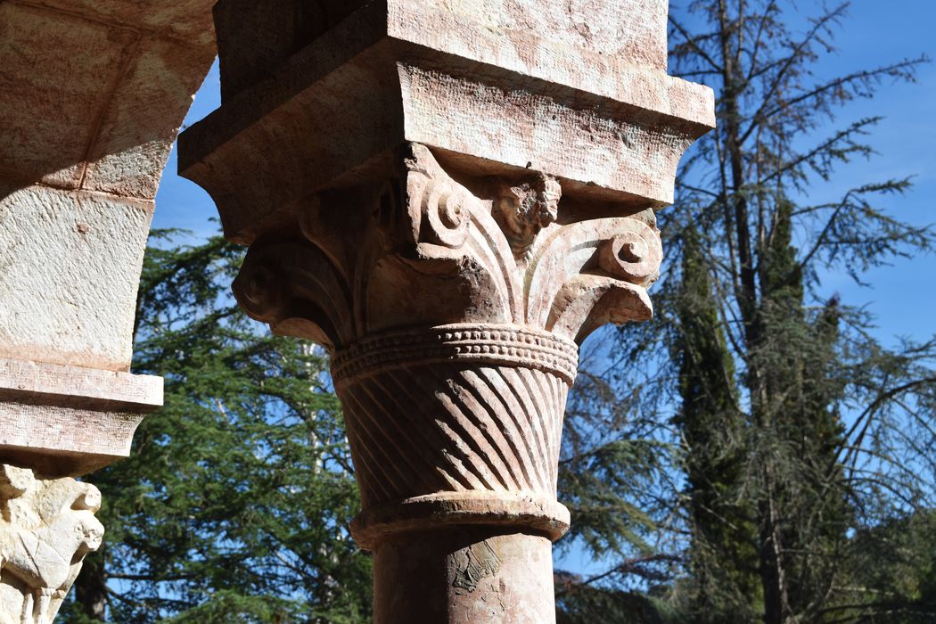 cloître, galerie ouest, détail d’un chapiteau sculpté