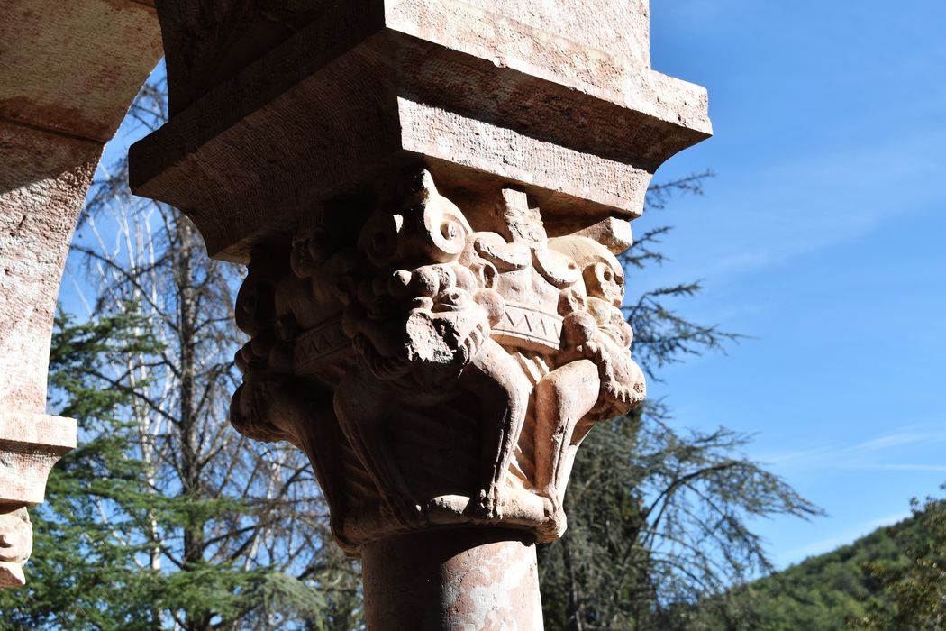 cloître, galerie ouest, détail d’un chapiteau sculpté
