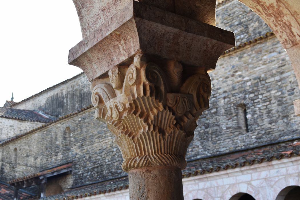 cloître, galerie ouest, détail d’un chapiteau sculpté