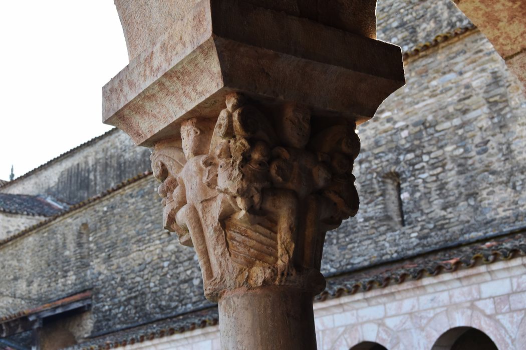 cloître, galerie ouest, détail d’un chapiteau sculpté