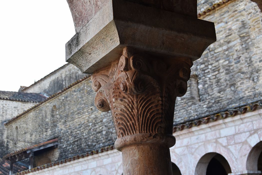 cloître, galerie ouest, détail d’un chapiteau sculpté