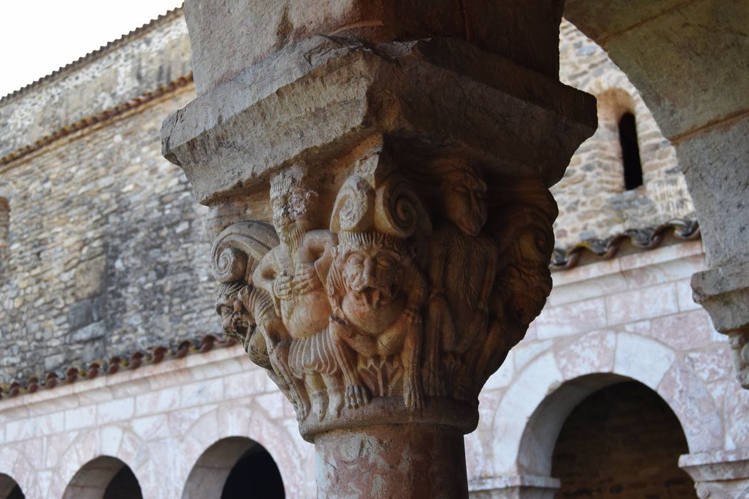cloître, galerie ouest, détail d’un chapiteau sculpté