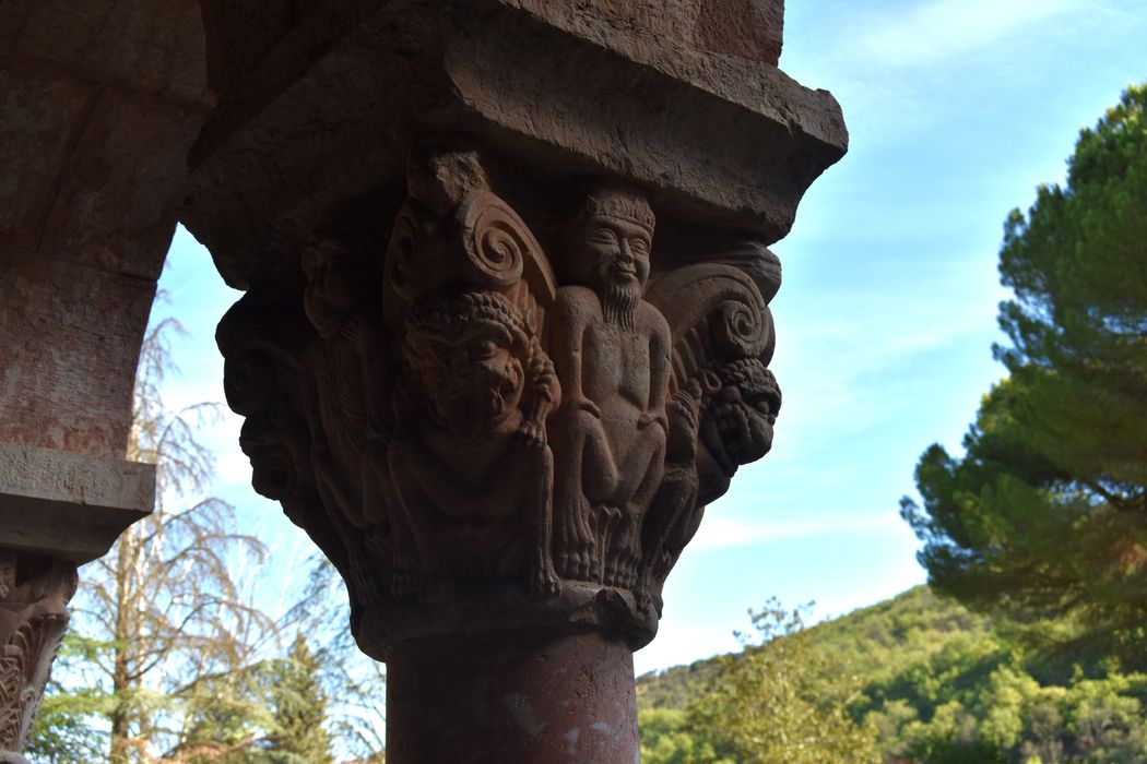 cloître, galerie ouest, détail d’un chapiteau sculpté