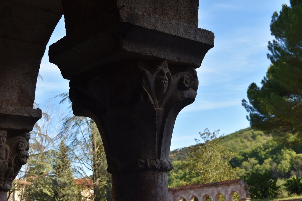 cloître, galerie ouest, détail d’un chapiteau sculpté