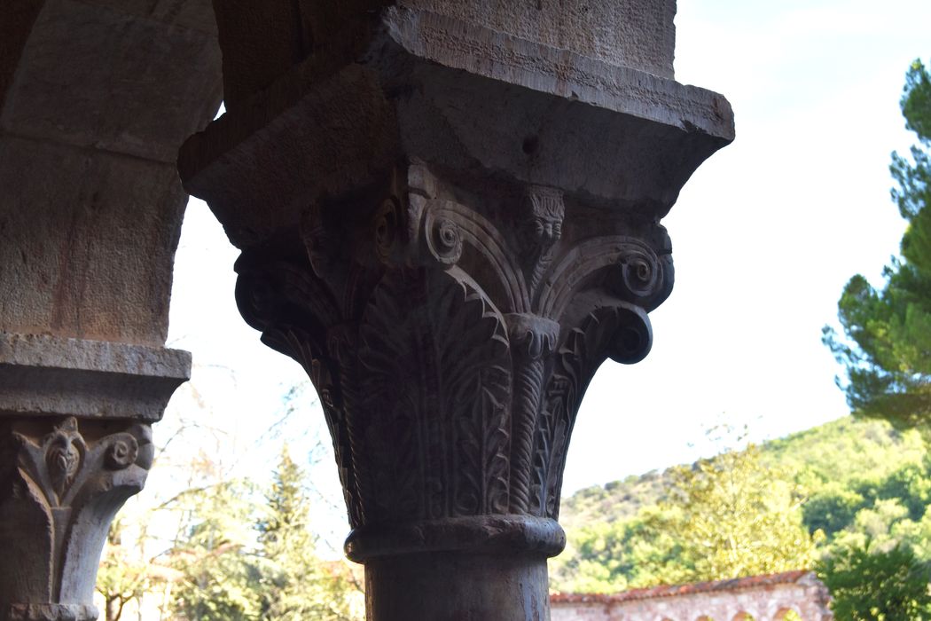 cloître, galerie ouest, détail d’un chapiteau sculpté