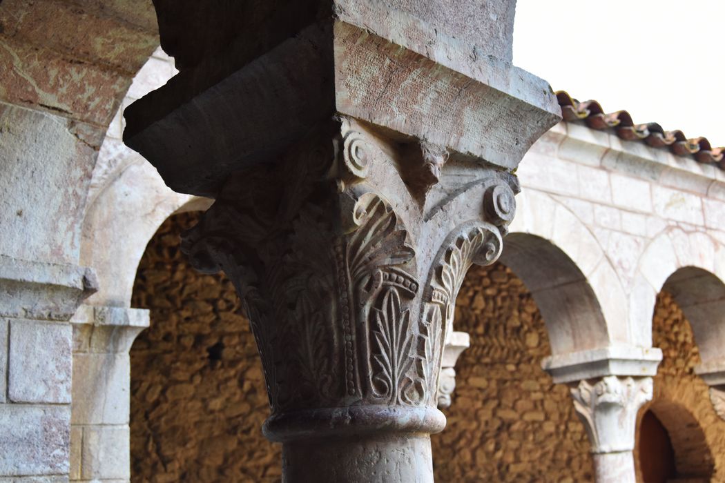 cloître, galerie sud, détail d’un chapiteau sculpté