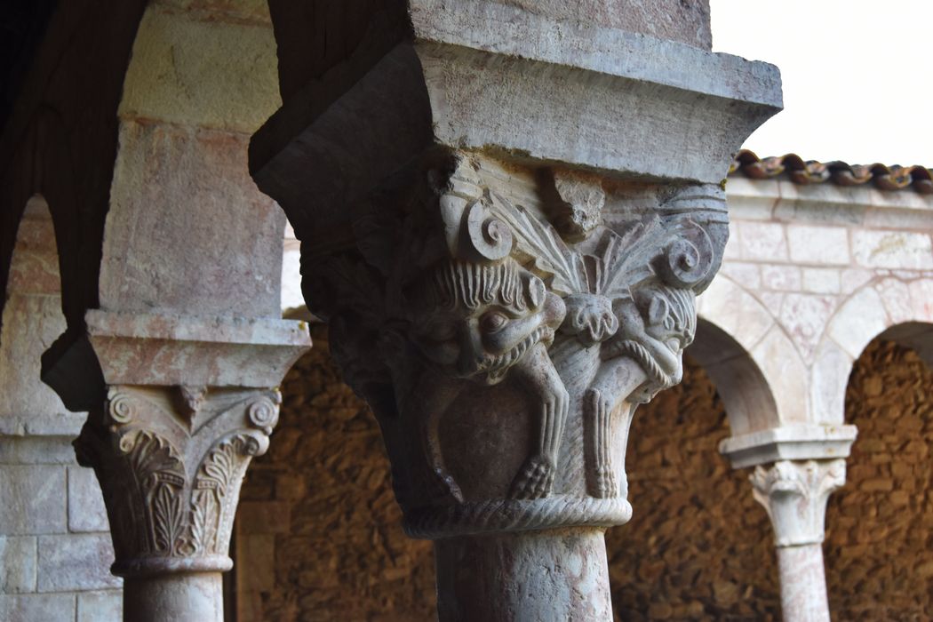 cloître, galerie sud, détail d’un chapiteau sculpté