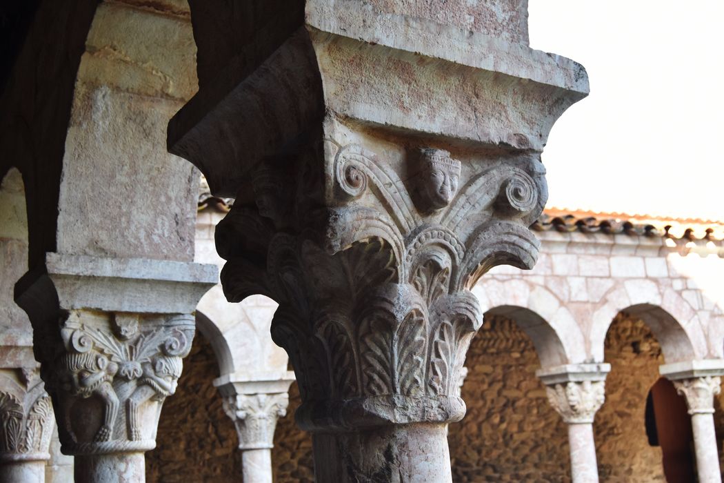 cloître, galerie sud, détail d’un chapiteau sculpté